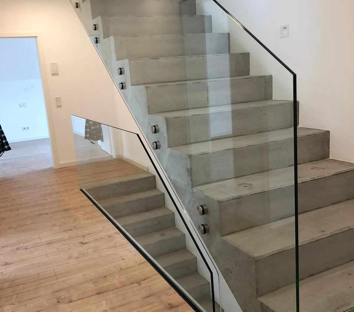 Glasgeländer ohne Pfosten an einer Betontreppe, Pirmasens